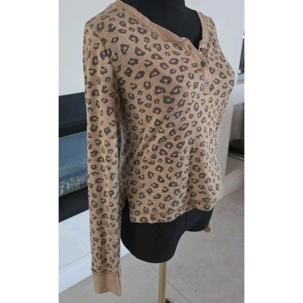 Abercrombie & Fitch Leopard Animal‎ Print Henley Knit Sweater Preppy Casual Boho